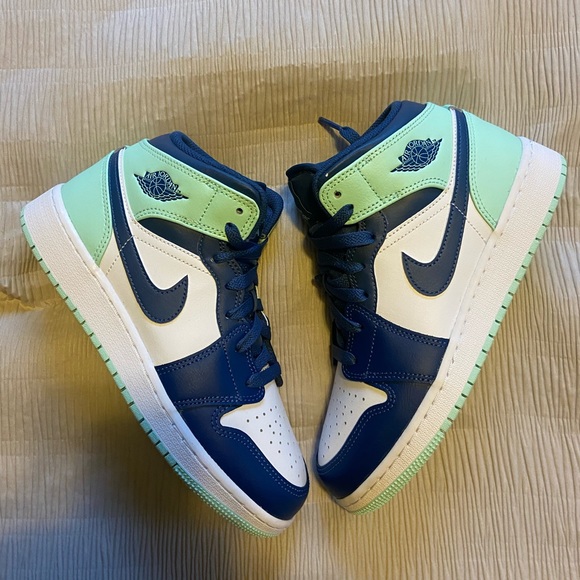 ‼️SOLD‼️ Air Jordan 1 Mid - Picture 7 of 10